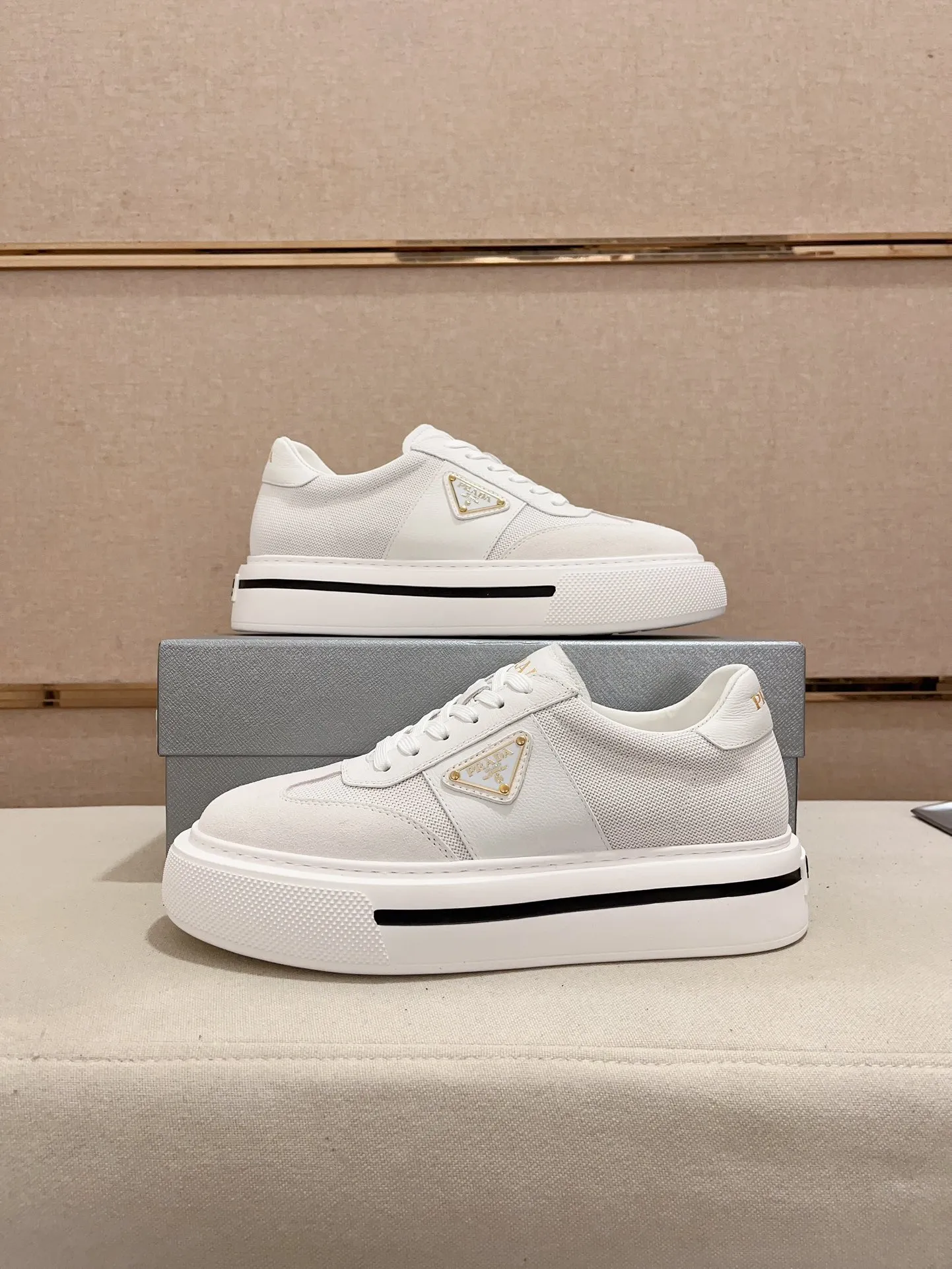 Men's shoes 💰 580💰 ✔️✔️✔️Higher version High-quality new PRADA (Prada) counters are launched simultaneously. The new men's shoes and 😘 fabrics are made of high-tech glue-spraying technology. Lining: Full cowhide lining. 👍🏿 High-end ☄️ air-cushion molded anti-slip rubber outsole, exquisite lines, simple and elegant, comfortable and high-end for leisure travel. Code number: 38 to 44 (45 can be customized and cannot be returned or exchanged)